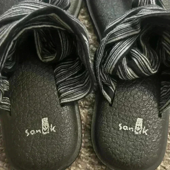 Sanuks black and white, striped sandals. Size 6 yoga sling - Picture 3 of 4